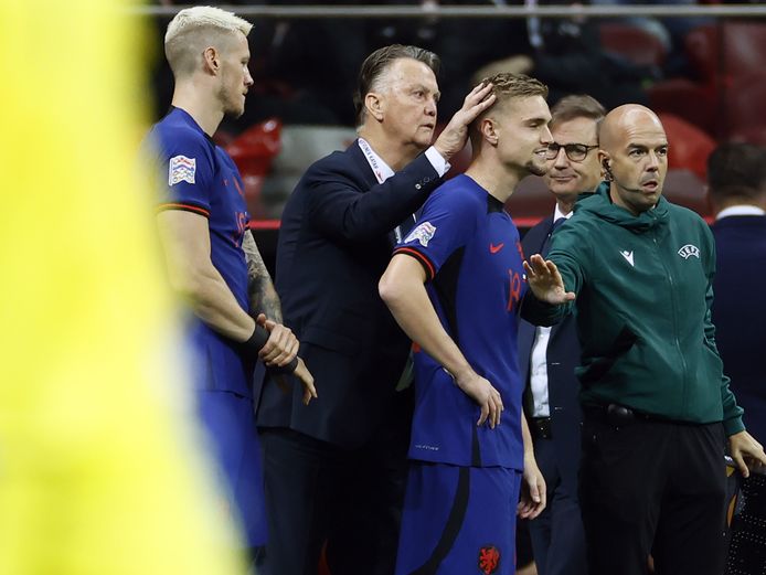 Louis van Gaal donne une tape sur la tête à Kenneth Taylor juste avant ses débuts à Orange.