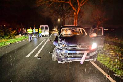 Personenbusje rijdt achteruit oprit af en wordt geschept door auto