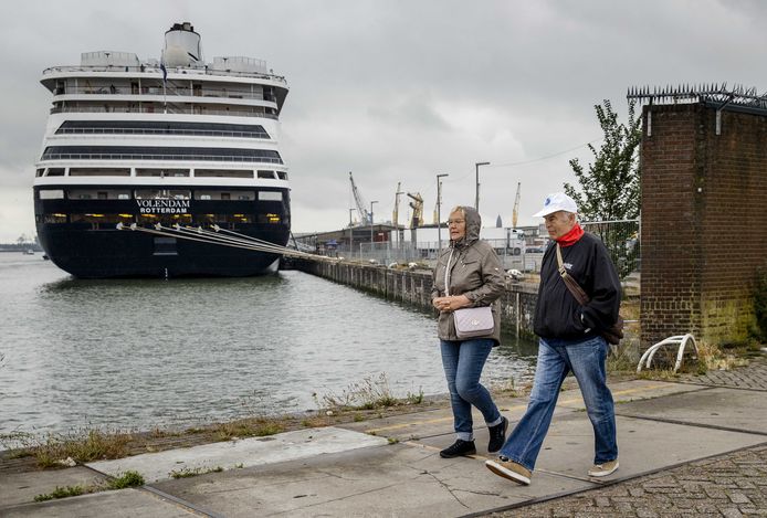 Het cruiseschip de Volendam in de Rotterdamse Merwehaven, waar Oekraïense vluchtelingen opvangen worden.