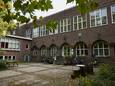 De entree van de voormalige Meisjesvakschool in Zutphen.