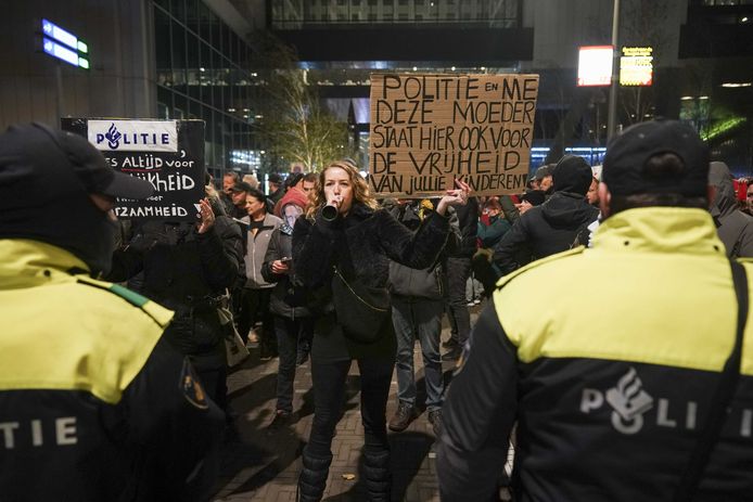 Terwijl Rutte en De Jonge hun persconferentie gaven, vond er protest plaats.