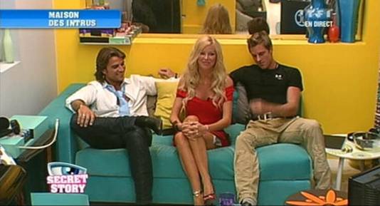 Angie et Romain quittent Kévin et la maison des intrus. L'heure est venue de les présenter aux autres candidats.