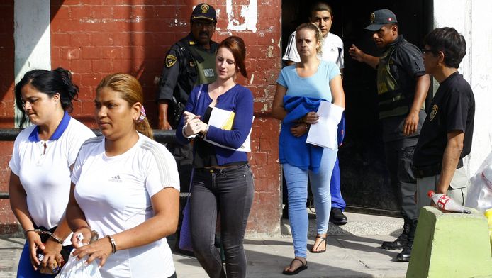 Michaella McCollum (met blauwe trui) en Melissa Reid terwijl ze overgebracht worden naar de cel in 2013.