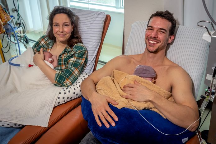 Nina en Max komen twee maal per dag twee uur buidelen met hun te vroeg geboren zoontjes Lennie en Joa.