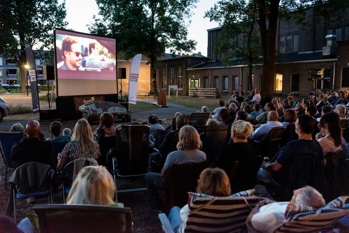 De eerste film van in totaal tien die in de editie Buitenbios 2019 werden vertoond in het parkje naast de Groene Engel in Oss.