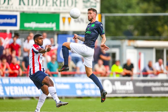 Kai Heerings (r) debuteerde afgelopen zaterdag voor IJsselmeervogels, uit tegen Excelsior Maassluis. De oud-speler van FC Utrecht heeft zich ook op het ondernemerschap gestort.