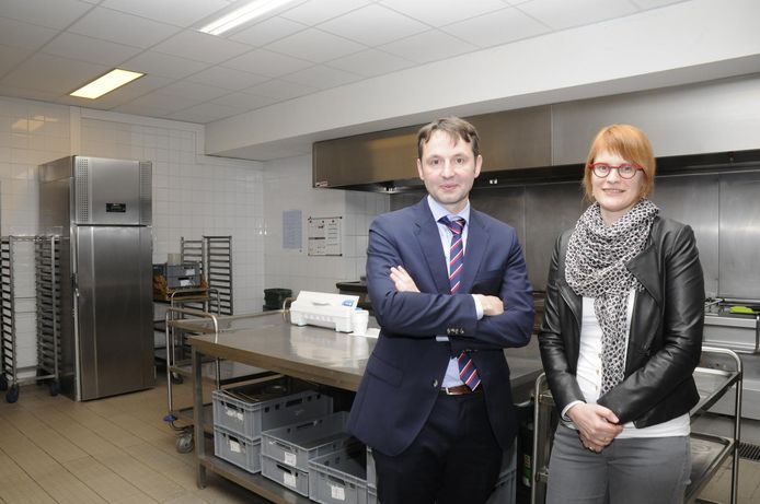Bram Delvaux, OCMW-voorzitter, samen met de nieuwe directeur ouderenzorg Lieslot Mahieu in de keuken, die aan vernieuwing toe is.