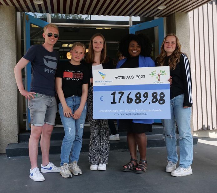 Leerlingen Thomas a Kempis College wandelen