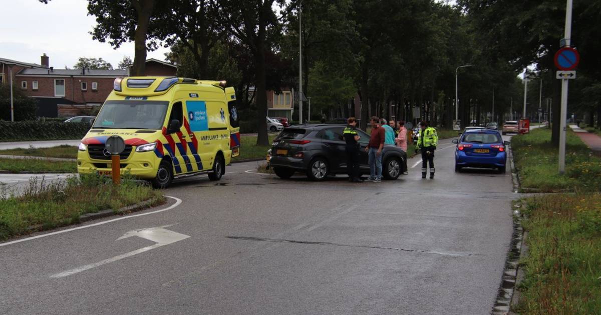 Voetganger wordt aangereden bij park in Zwolle en moet met ambulance mee naar ziekenhuis.