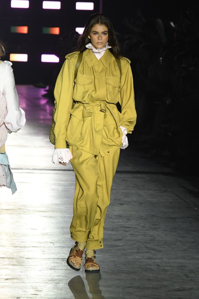 Een model (Kaia Gerber) tijdens de show van Alberta Ferretti tijdens de modeweek in Milaan.