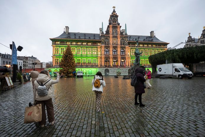 Het stadhuis kreeg een groen kleurtje op de internationale dag tegen de doodstraf.