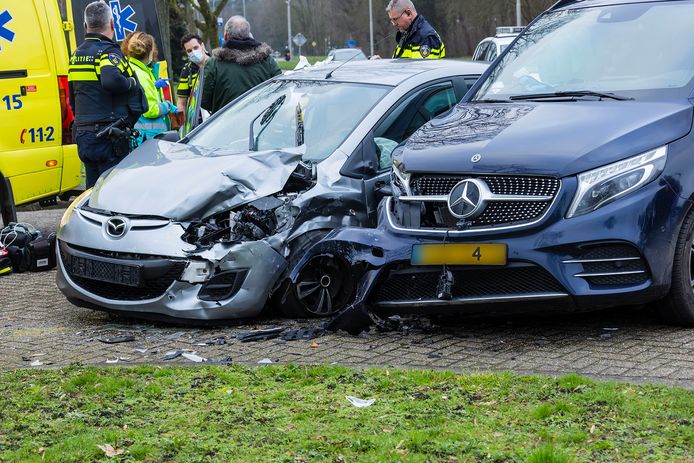 Een vrouw is zondagmiddag lichtgewond geraakt bij een botsing tussen een auto en een bestelbus in Oss.