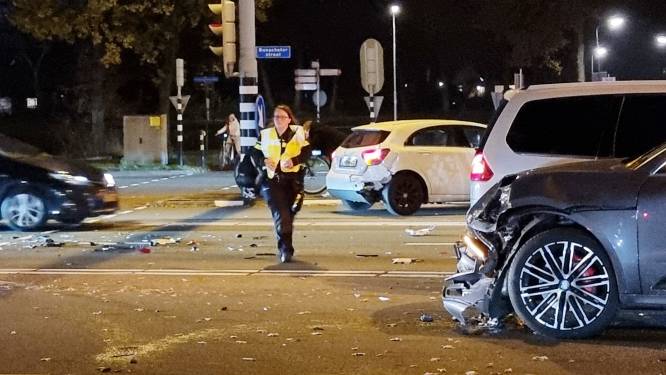 Ravage op drukke weg in Hoogland na ongeluk waarbij drie voertuigen betrokken zijn