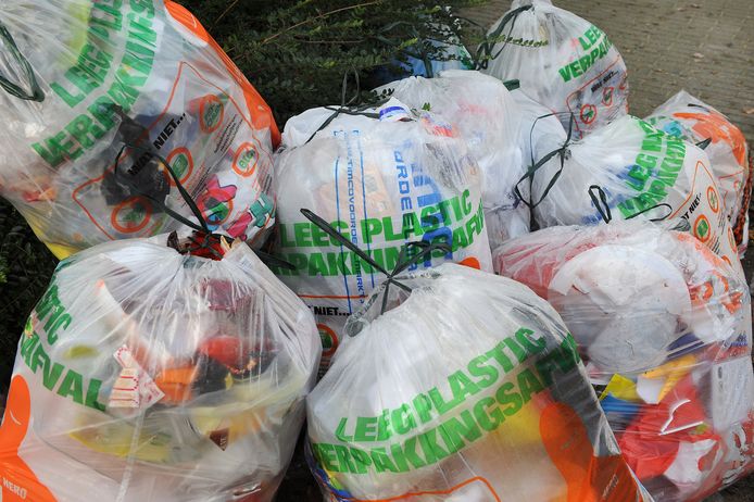 De plastic inzameling via deze zakken stopt per 31 maart.