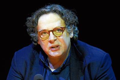 Acteurs steunen artistiek leider na vermeende seksrel