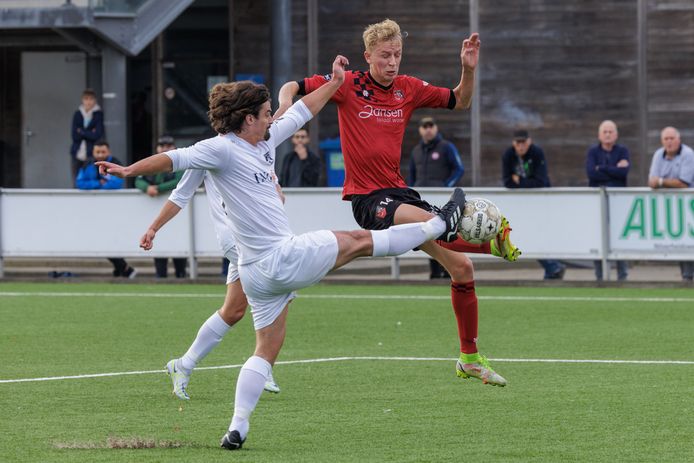Jordi Lammertink (14) maakte er voor SC Bemmel drie tegen Leones, maar dat was lang niet genoeg. Bemmel verloor met 6-3.