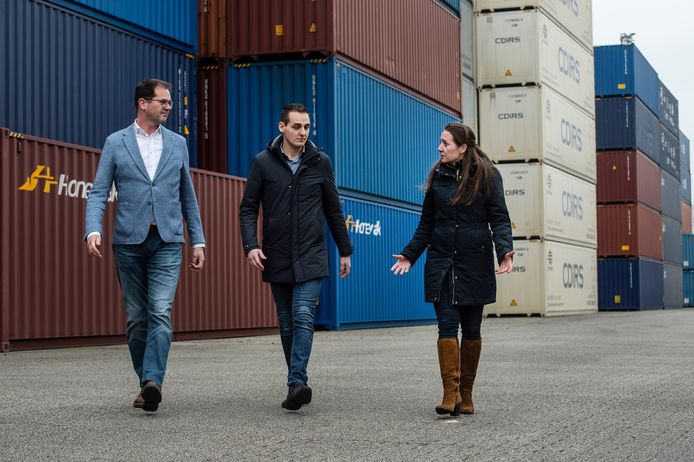 Van links naar rechts: Twan van Lankveld van Midpoint Brabant, Remon Versteijnen van BTT Multimodal Container Solutions en Nicolien Hendrickx van Logistics Community Brabant.
