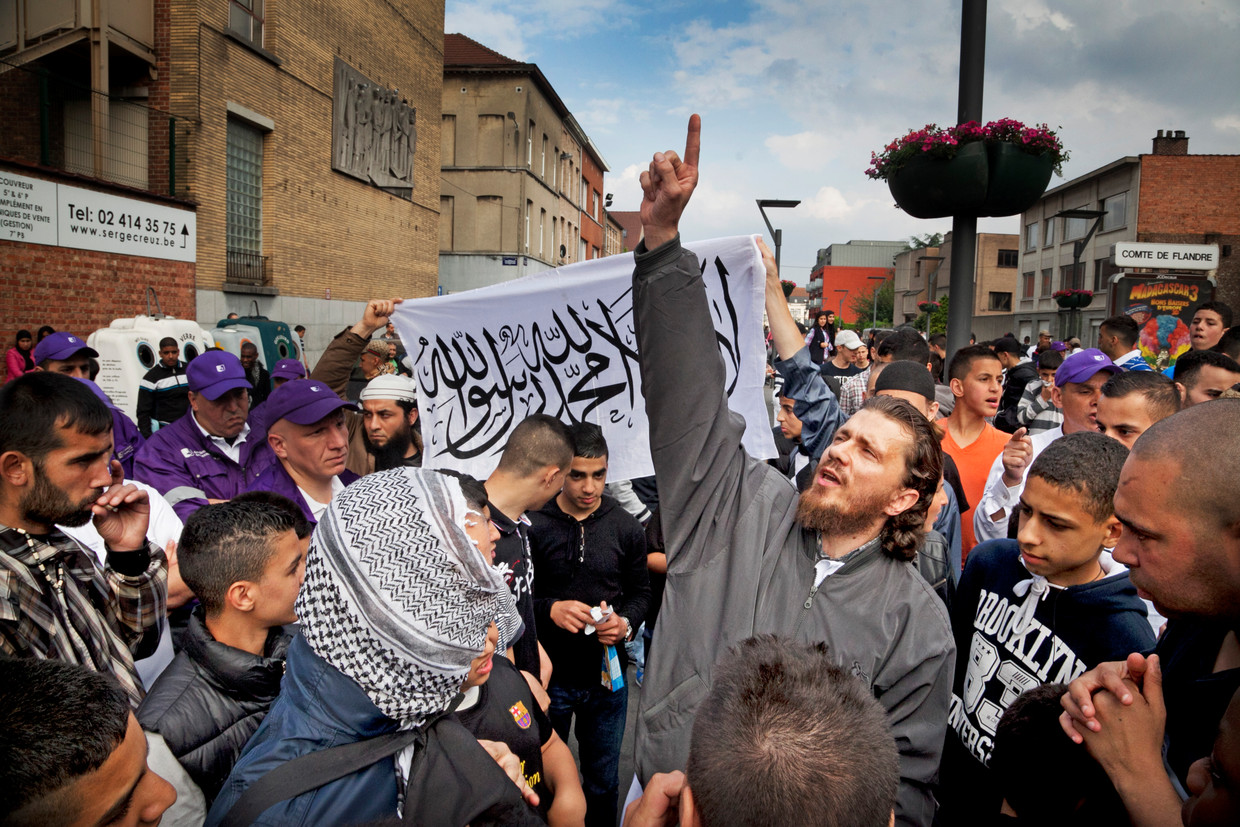  Jean-Louis Denis in 2012, bij opstootjes in Molenbeek, toen een vrouw was tegengehouden door de politie omwille van haar nikab. De vrouw bleek achteraf islamitisch getrouwd met Fouad Belkacem. Beeld tim dirven