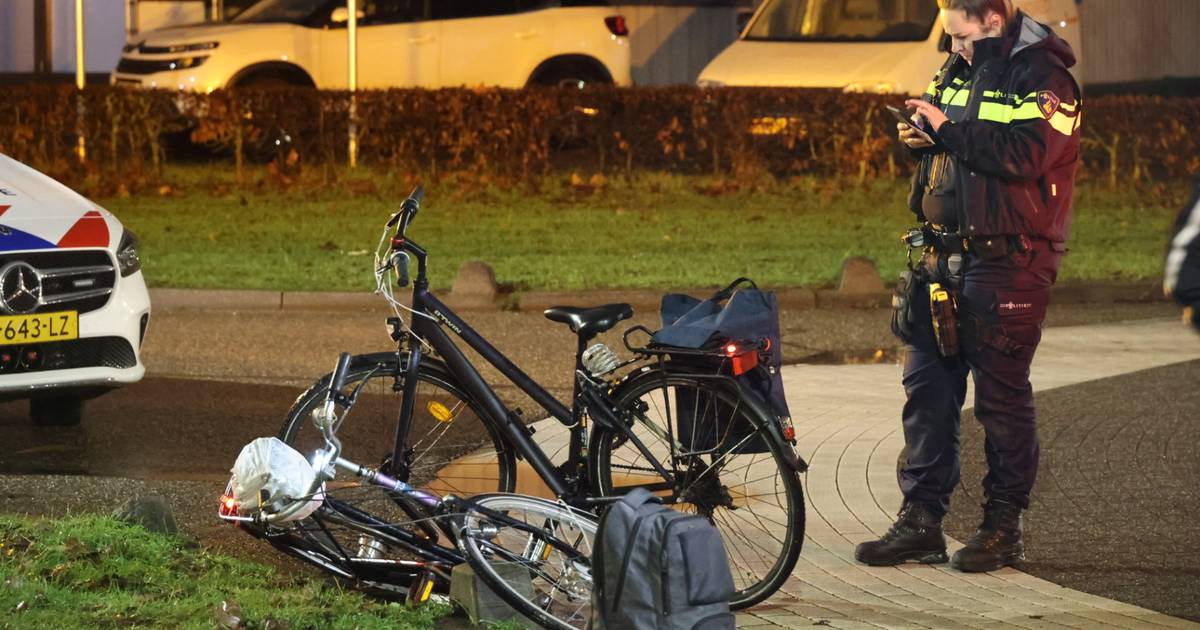 Fietsster gewond na botsing met auto in Waalwijk.