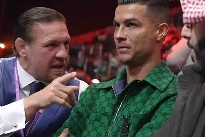 “Awkward” moment tussen Cristiano Ronaldo en kooivechter Conor McGregor op boksevent gaat viraal