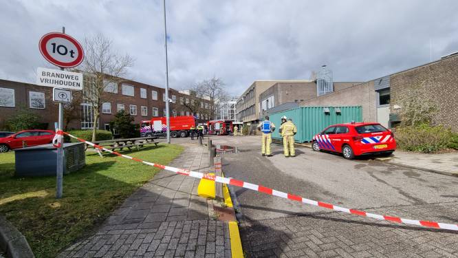 Doorgebrande tl-balk veroorzaakt zoektocht naar brandhaard in oude ziekenhuis in Meppel
