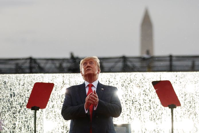 President Donald Trump kijkt omhoog naar een fly-over van militaire vliegtuigen tijdens zijn Fourth of July-toespraak in Washington op de Amerikaanse Onafhankelijkheidsdag.