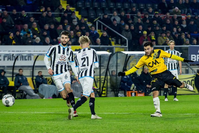 Mounir El Allouchi puntert de 5-1 tegen de touwen.