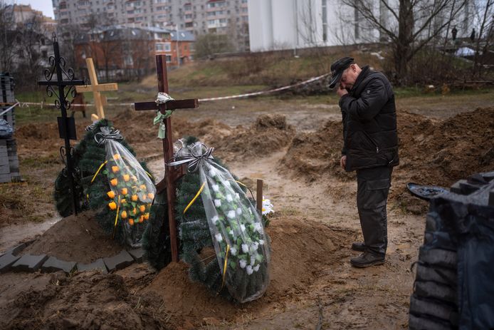 Oleg rouwt aan het graf van zijn moeder Inna (86) die werd gedood tijdens de Russische invasie in Boetsja.