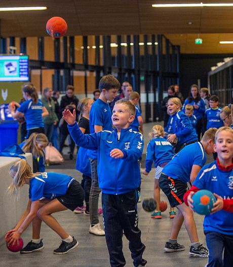 Als Orion niet in sporthal De Vijfsprong kan handballen, traint ze wel in het gemeentehuis van Rucphen