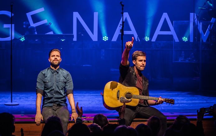 Nick & Simon op weg naar en tijdens een optreden in theater De Kampanje in Den Helder.