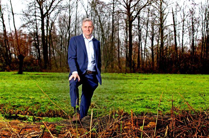 Portret van Volkert Engelsman, algemeen directeur van groente- en fruitimporteur Eosta uit Waddinxveen, bij de Reeuwijkse Plassen.