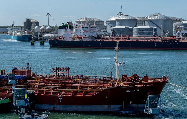 Een tanker met olie uit Rusland (op de achtergrond)  lost zijn lading in de haven van Rotterdam.  Beeld ©raymond rutting photography