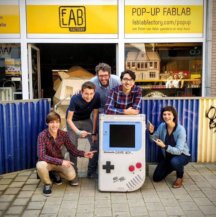Ilhan Ünal met zijn Game Boy en het FabLab-team in de Pieter Van Aelst-galerij in Aalst.