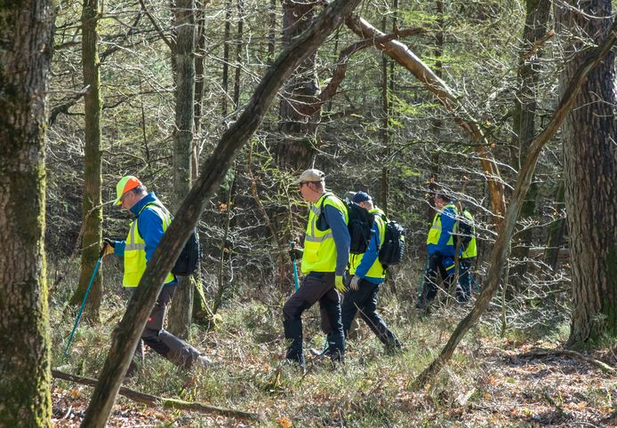Zaterdag zocht het Veteranen Search Team voor de vierde dag op rij naar de vermiste vrouw. Zondagmiddag werd zij door familie en vrienden gevonden in een bos bij Emst.