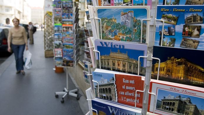 Een rek met ansichtkaarten in de Oostenrijkse stad Wenen.