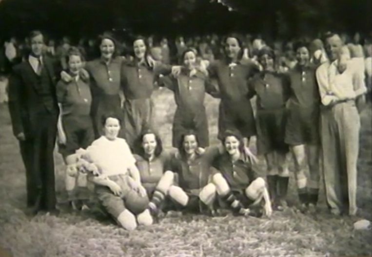 Vrouwen voetbalden in Nederland al veel eerder, met enige regelmaat, zoals ook uit deze foto uit 1945 blijkt, gemaakt in Deventer. Maar het duurde nog tot 1971 voordat er een officiële bondscompetitie kwam.  Beeld 