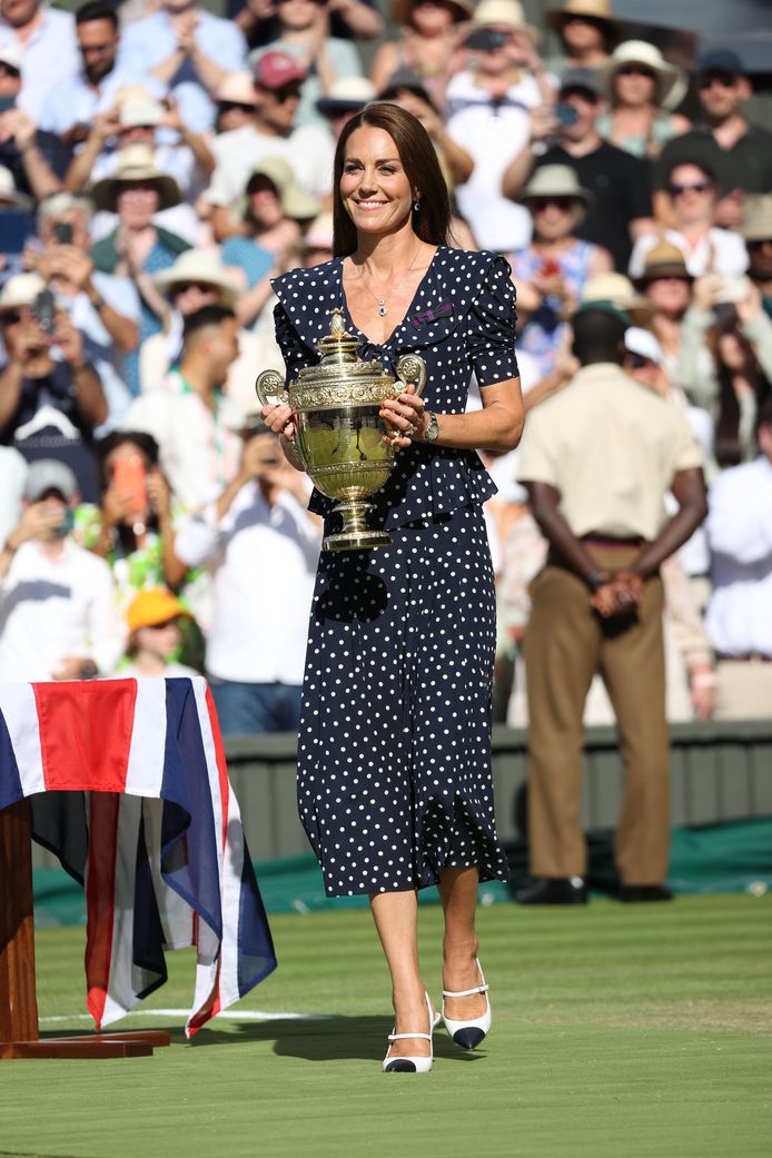 Kate Middleton met de trofee.