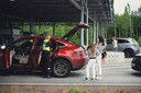 Finse douaniers controleren in Nuijamaa een Russische auto bij de grens.