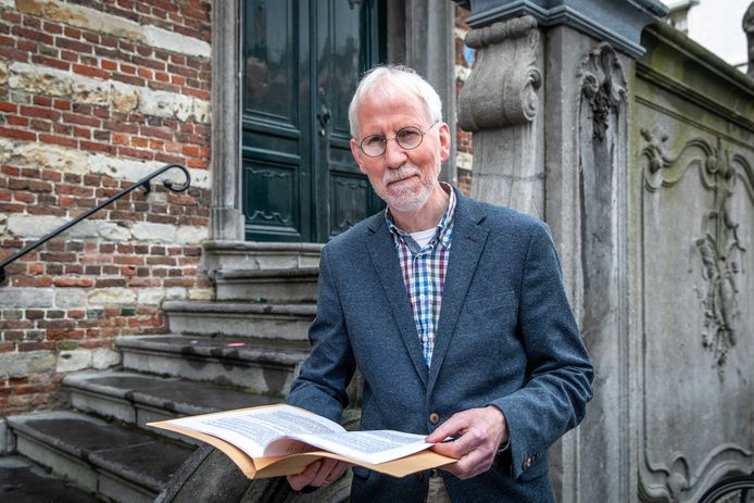 Gert Groenleer met het manuscript van zijn nieuwe boek, dat zich afspeelt in het Colijnsplaat van de jaren zestig.