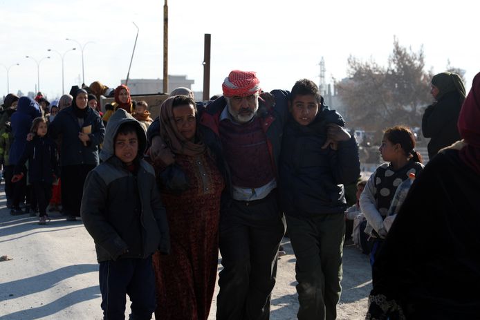 Syrisch-Koerdische mensen die hun huizen ontvluchtten vanwege de botsingen met strijders van IS, komen aan bij een controlepost van de Syrische Democratische Krachten (SDF) in het district Ghweran in Al-Hassaka.