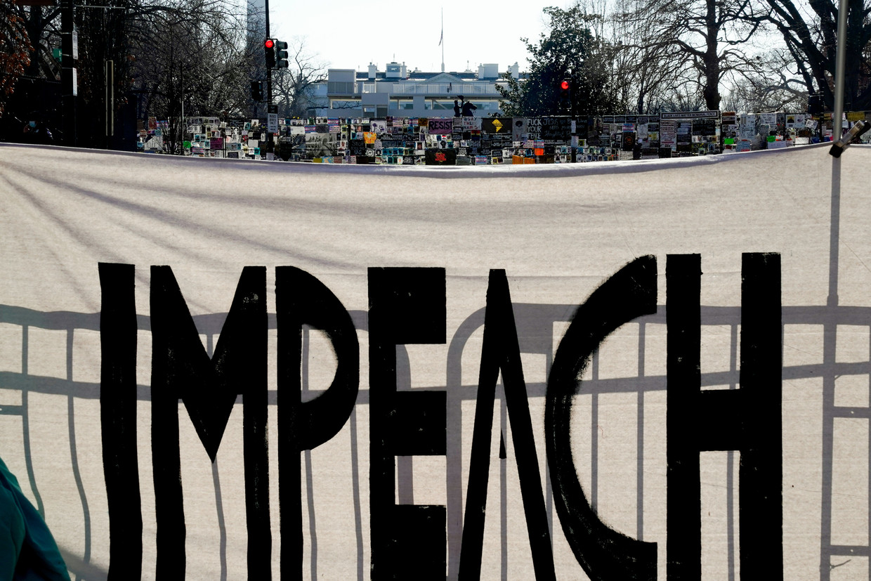 Een spandoek aan het Witte Huis roept op tot een impeachment van Trump. Beeld REUTERS