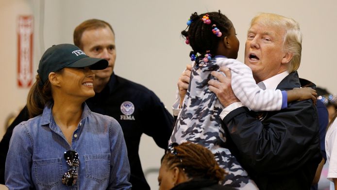 Donald Trump knuffelt kinderen in een opvangcentrum in Houston, de stad die het zwaarst getroffen is door storm Harvey.