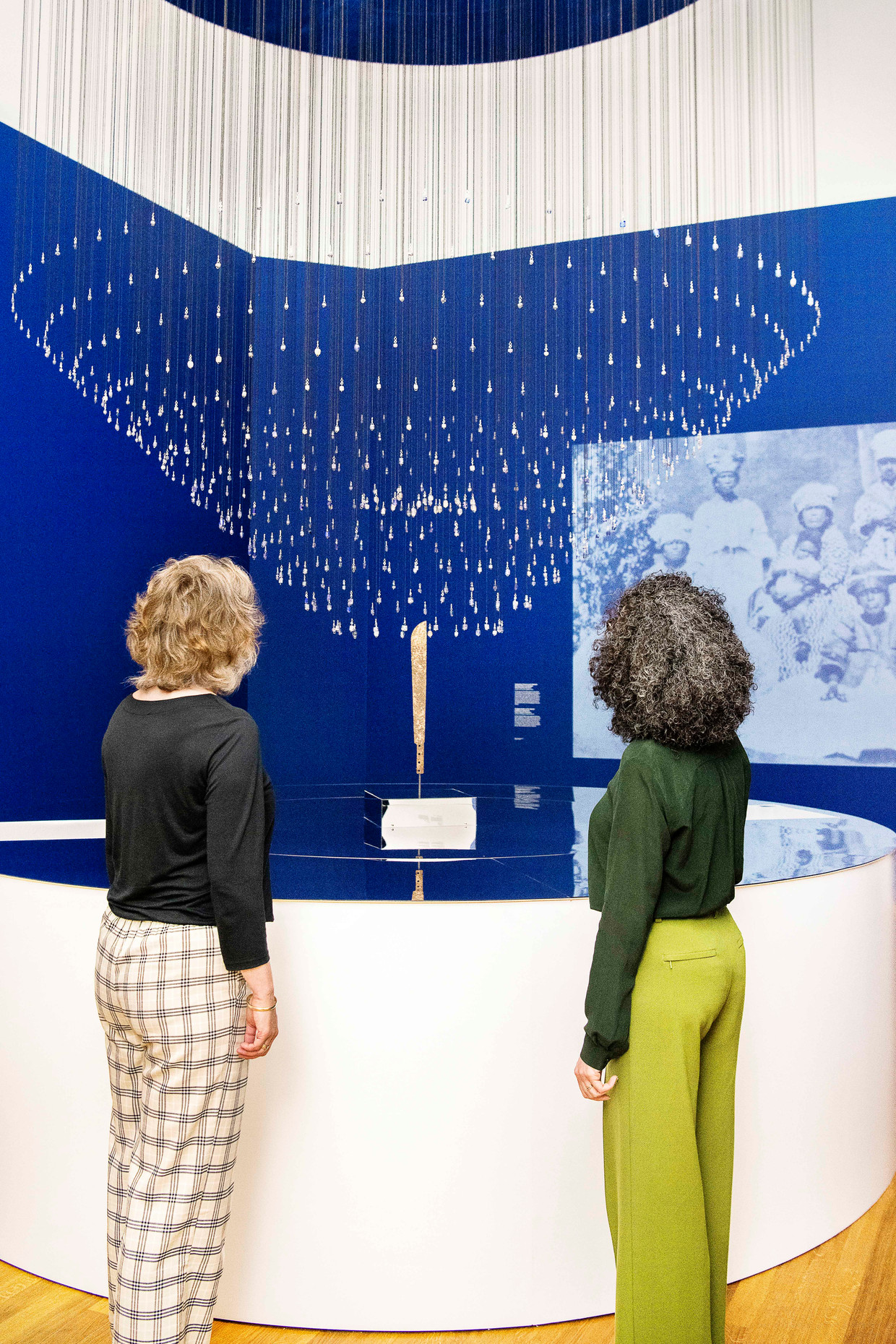 
Eveline Sint Nicolaas (links) en Valika Smeulders, curatoren van de tentoonstelling over slavernij.
 Beeld Sanne De Wilde
