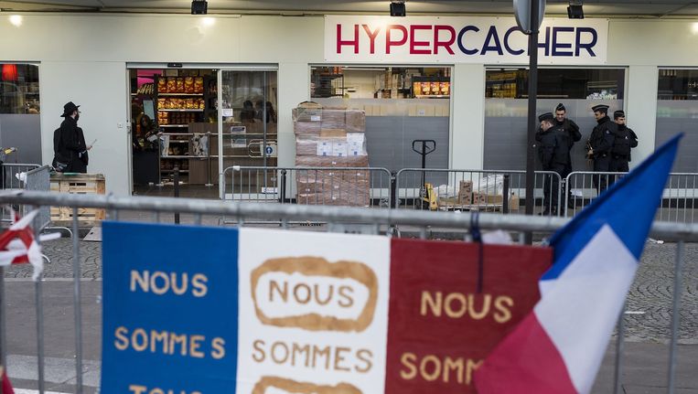 Politieagenten staan op wacht bij de heropening van de joodse supermarkt in Parijs waar in januari een aanslag plaatsvond Beeld epa