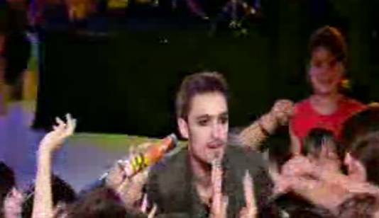 Les habitudes rebelles de Soan lui ont coûté une chanson. Après avoir sauté dans le public, le jeune homme assailli par ses fans a eu du mal à poursuivre.