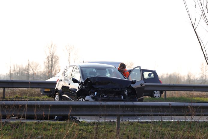 Twee auto's botsen op Midden-Brabantweg bij Waalwijk.