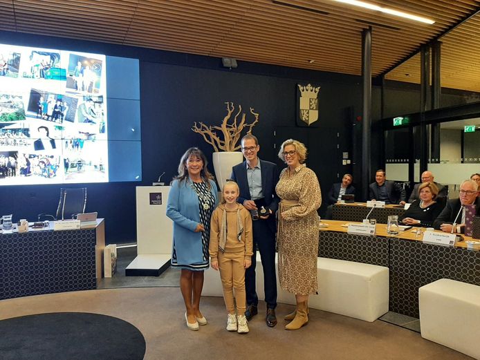 Erepenning voor Martien de Bruijn bij afscheid Rucphense gemeenteraad ...