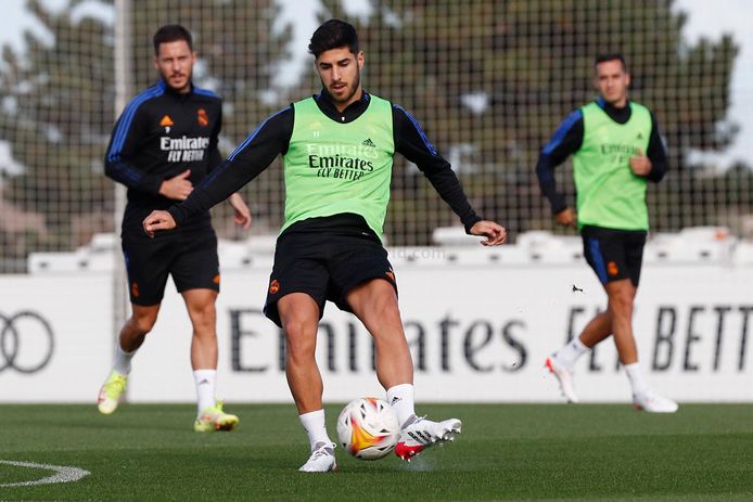 Eden Hazard (links op de achtergrond) tijdens de training van Real vandaag.