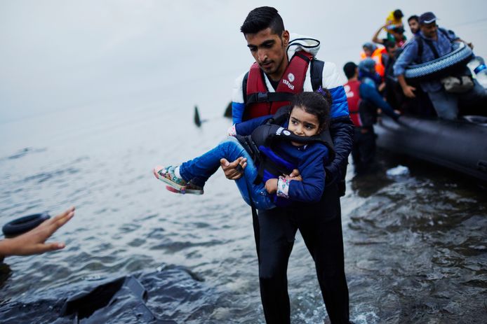 Een groep vluchtelingen komen aan op Lesbos vanuit Turkije.