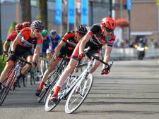 Naast wielrenners snellen er tijdens de Ronde van Ugchelen dit jaar ook hardlopers door de straten